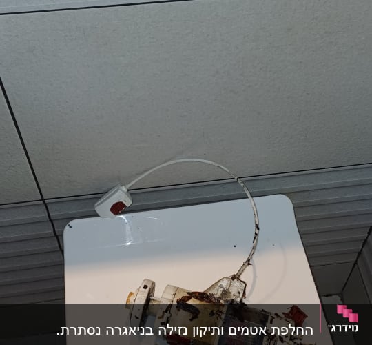 חלקי אינסטלציה על מכסה אסלה בחדר אמבטיה